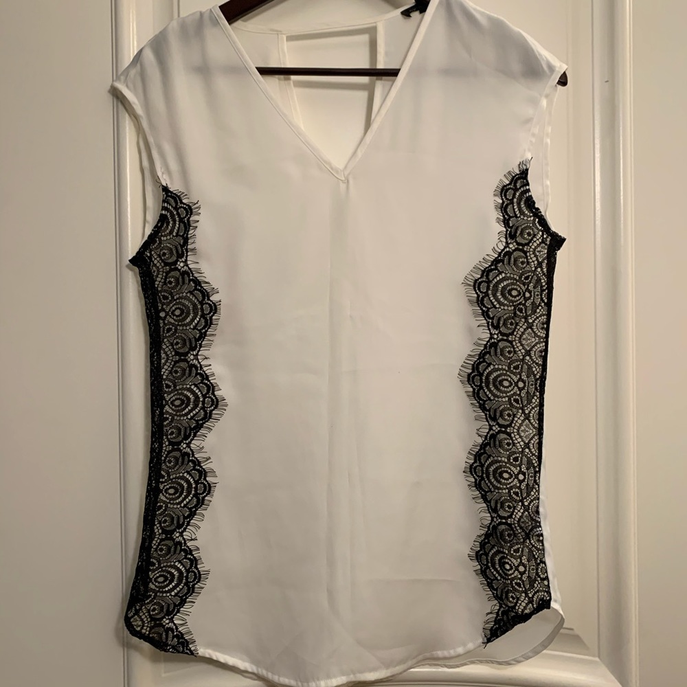 Dynamite V-Neck White Sleeveless Blouse with Lace